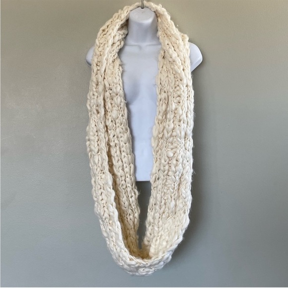 Free People Dreamland Chunky-Knit Infinity Scarf in Ivory NWOT - Picture 3 of 6